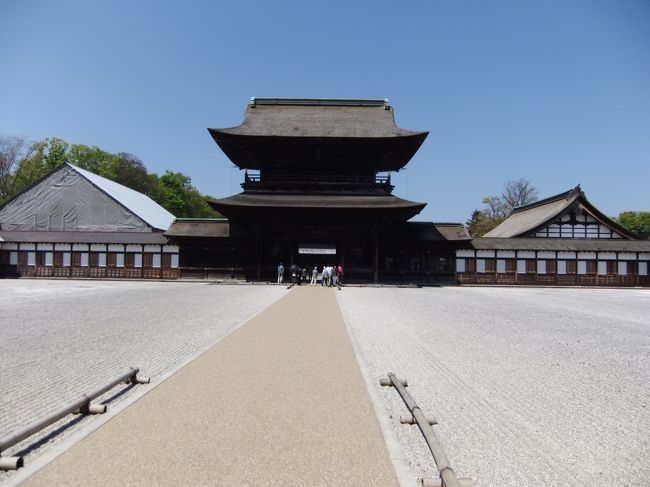 富山県の高岡市にある瑞龍寺(加賀二代藩主前田利長公の菩提寺です、三代利常公によって建立されました)、利長公は<br /><br />高岡に築城し、この地で亡くなりました、加賀百万石を譲られた義弟利常は深く感謝して、時の名匠山上善右衛門嘉広<br /><br />をして七堂伽藍を完成し、広山怨陽禅師をもって開山されたお寺でです。<br /><br />山門・法堂・仏殿が国宝、総門・石廟・禅堂・大庫裏・大茶堂が重要文化財です。<br />