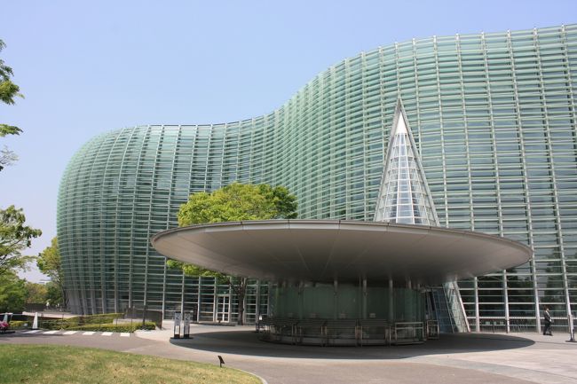 国立新美術館、<br />東京・六本木にある美術館である。日本で5館目の国立美術館として、2007年（平成19年）1月に開館した<br /><br />マグリット展<br />ベルギーの国民的画家であり、20世紀美術を代表する芸術家である《ルネ・マグリット》。彼の回顧展が約１０年ぶりに戻ってきました。ベルギー王立美術館、マグリット財団の全面的な協力を得て、世界10か国以上から代表作約130点が集まる<br />