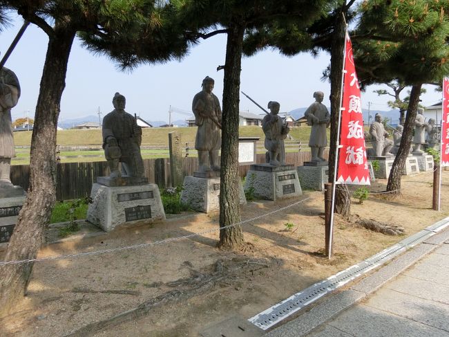 赤穂城から赤穂御崎をサイクリング<br />岡山の故郷に帰るのは、正月と夏が多く、最近の法事でも<br />冬と夏が多く、春に行くのはほとんど無いので、いい季節だし、<br />妻の郷、長船駅から赤穂線で赤穂を観光し、<br />姫路まで足を伸ばしました。<br /><br />引退後岡山に戻った70直前の友人と4人で赤穂をサイクリング。<br />赤穂駅の観光協会(9時オープンなので少し待つ)で自転車を借りる。200円。<br />大石神社、赤穂城跡、そこから赤穂御崎へ。<br />伊和都比売神社、大石名残の松を見て海岸遊歩道を歩いて展望台まで往復。<br />時間があれば坂越の街並みを散策したかったが、諦めて、駅近くの衣笠で<br />塩ネギそばを食べて、姫路に行き、神戸と大津から来る同窓生と待ち合わせして、姫路城を見学し、姫路名物のおでんを食べてミニ同窓会を完了。