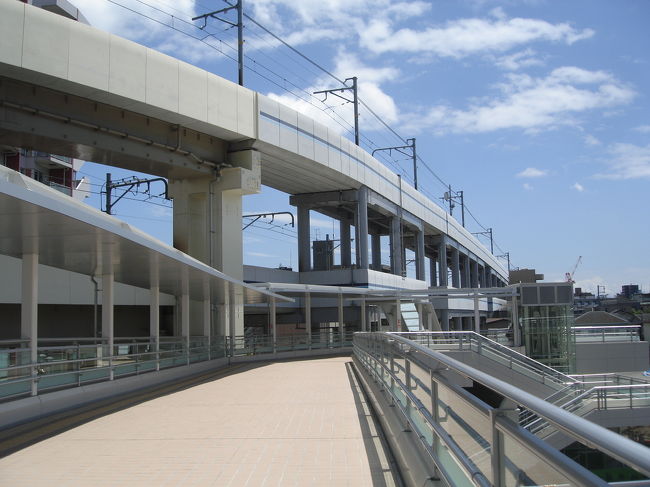 京急蒲田駅周辺の再開発事業を見に行きました。2015年4月京急蒲田駅東口国道を横断する<br />歩道橋が完成しました。また、トイレも新設されました。新設トイレは「誰でもトイレ」＜車いす対応＞です。