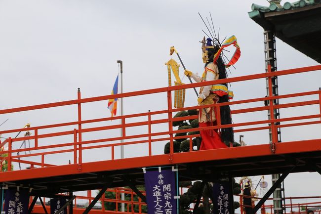 大阪平野の大念仏寺は融通念仏宗の総本山。河内と大和と伊賀上野にしか檀家が残っていない仏教系宗派の化石とも呼ばれている。９００年の歴史があり、奈良ではメジャーな宗派。毎年５月の連休の時期、万部おねりも行われるので、地域のお寺さんのツアーに同行。万部おねりをじっくり見て、２５菩薩の写真を撮った。