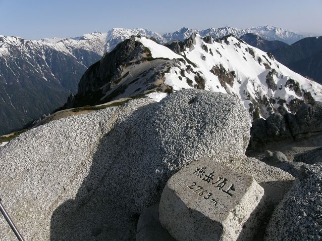 今年も残雪を楽しみながら登れる山をと思っている時に久喜山歩会の有志で燕岳に登らないかと誘っていただき６人で一泊二日で登ってきました。<br /><br />日本三大急登もほぼコースタイム通り燕山荘に到着、今夜は「泊まってよかった山小屋・全国1位」の燕山荘に落ち着き、北アのロマンチックな日没を味わおうと表に飛び出す。<br />燕山荘前の広場からでも十分絶景は味わえた、北ァ裏銀座コースの山々の奥へ沈む夕日に暮れなずむ北アの大パノラマを味わうことができ素晴らしい夕暮れを味わうことができました。<br /><br />２日間素晴らしい天気に恵まれ最高の登山となりました。<br /><br />ＧＷは北ア燕岳に登る<br />・・・①中房温泉燕岳登山口から燕山荘まで<br />・・・②夕日に暮れなずむ北アの大パノラマを味わう<br />・・・③ご来光と神秘的北アの光景を楽しむ<br />・・・④燕岳登頂往復<br />　　　　　　　　　