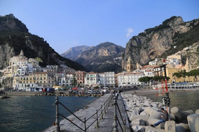 今回の旅では、世界遺産の数が世界一を誇るイタリアの文化遺産、遺跡、美術品、建築物、風土、イタリア人に触れることにあります。<br />所要日数は10日間で主要な中世の街を訪れる旅行の記録です。<br />これから行かれる方の参考になればと思います。<br />（日程）<br />①3月9日（月）：出発　成田発14:10（AZ0785便）アリタリア航空直行便<br />　　　　　　　　　　　　　　　　　　　　　　所要時間：約12時間50分<br />　　　　　　　　 到着　ローマ（19:00）→ナポリ（22:00）<br />　　　　　　　　　　　　　　バス移動　所要時間：約３時間（約216km）<br />　　　　　　　　 宿泊　HOLIDAY INN　NAPLES 　　<br />②3月10 日(火)  : 出発（ナポリ発07:00）朝食：イタリア式お弁当<br />　　　　　　　　午前：カリブ島街歩き＆青の洞窟観光<br />　　　　　　　　　　　　　　　　　　高速船　所要時間：約45分（船）<br />　　　　　　　　昼食：カプリ島　島内レストラン<br />　　　　　　　　午後：マテーラ街歩き<br />　　　　　　　　　　　　　バス移動　所要時間：約3時間40分（約250km）<br />　　　　　　　　宿泊：アルベロベッロ；GRAND  HOTEL OLINPO<br />　　　　　　　　　　　　　バス移動　所要時間：約1時間30分（約70km）<br />③3月11日（水）出発　（ホテル発07:45）<br />　　　　　　　　午前：徒歩、アルベロベッロの街歩き<br />　　　　　　　　昼食：カンデーラのレストラン(11:30～12:30)<br />　　　　　　　　午後：アマルフィー観光<br />　　　　　　　　　　　　　    バス移動　所要時間：4時間半（約316km）<br />　　　　　　　　　　　ナポリへバス移動　所要時間：2時間（約70km）<br />                                   ローマへ移動（ユーロスター）所要時間：1時間10分<br />　　　　　　　　宿泊：ローマ；MERIA AURELIA ANTICA<br />アマルフィー；<br />アマルフィの起源は実は古く、古代ローマ時代までさかのぼります。海に面していた上、海岸線が入り組んでいたため、外敵の進入を防ぐのに適していました。839年にはナポリ公国から独立してアマルフィ公国となって、さらに勢力を広げ、イタリアの商業の中心地として地中海貿易を支配するまでに至りました。その後、ヴェネツィア、ジェノヴァ、ピサなどの海洋都市国家が力を付け、ピサ人の侵略やノルマン、フランス、スペインなどの外国勢力よる支配も続きアマルフィの繁栄は終焉を遂げます。不運なことに1343年の嵐では津波により都市の大部分が破壊され、地盤沈下により土地が海中に沈んでしまいました。現在はその温暖な気候、美しい街並み、風光明媚な景色で世界中の人々を魅了し、イタリアで屈指のリゾート地として名をはせています。<br />