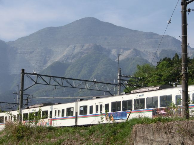 武甲山に登るなら花いっぱいのこの時期ですね。<br />「あの花」ラッピング列車と武甲山。