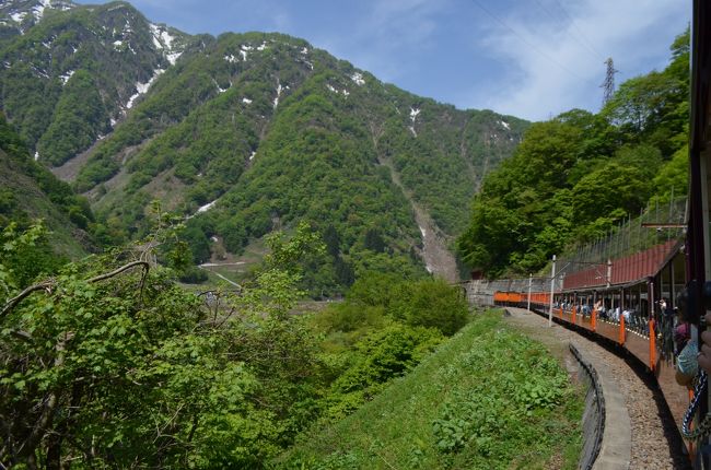 立山雪の大谷を見に行きました。大阪から3日間のたびです。ゴールデンウィークでしたが、朝早く行動したので思ったより人が少なくスムーズに行けました!<br /><br />黒部渓谷トロッコ乗って黒薙温泉へ行きました。とってもいい景色で黒薙駅で降りることをおすすめします。秘湯です!!宇奈月温泉もぶらぶらしました。<br /><br />立山黒部アルペンルート<br />http://www.alpen-route.com/<br />黒部渓谷トロッコ電車<br />http://www.kurotetu.co.jp/<br /><br />1日目<br />23:20大津SA(滋賀県)<br />2日目 <br />→3:45立山駅駐車場→5:00切符売場へ並ぶ→6:20立山駅出発→6:45美女平出発→7:35室堂到着→室堂ターミナル(お土産、ごはん)室堂散策(雪の回廊、みくりが池、地獄谷)→10:30雪の大谷ウォーク→室堂出発→美女平→12:50立山駅到着→富山駅(白えび亭)→宇奈月温泉→道の駅うなづき車内泊。<br />3日目<br />7:57黒部渓谷トロッコ→8:20黒薙温泉10:30発→10:38宇奈月温泉(カフェモーツァルト)→14:45金沢まいもん寿司→16:30金沢21世紀美術館→喫茶店(20世紀カフェ)。<br /><br />その1第22回立山雪の大谷ウォーク、絶景!立山から室堂まで<br />http://4travel.jp/travelogue/11006748<br />その2黒部渓谷トロッコ乗って黒薙温泉へ<br /><br />その3金沢まいもん寿司、金沢21世紀美術館<br />http://4travel.jp/travelogue/11007579