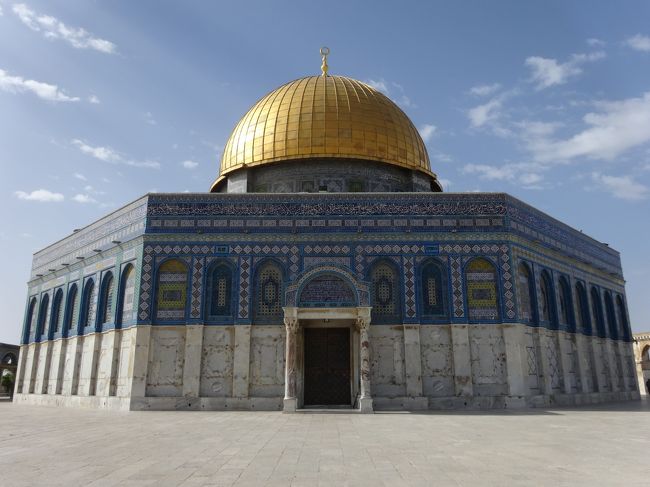 「岩のドーム」は「エルサレム旧市街」の「神殿の丘」にある「カーバ神殿（メッカ）」「預言者のモスク（メディナ）」に次ぐ「イスラム教」の「第３の聖地」の「記念堂」です。<br /><br />「７世紀末」に完成した「八角形」の「集中式平面をもつ神殿」で「ユダヤ教」「キリスト教」「イスラム教」にとって重要な関わりを持つ「聖なる岩」を祀っています。<br /><br />「外観のタイル」は「オスマン朝支配下」の「スレイマン一世」によって行われた修理で張り付けられた「トルコ製のタイル」です。<br /><br />あくまで「記念堂」で「モスク」ではないそうです。<br /><br />「イスラム教徒」のみ入れるので「外観観光」でした。