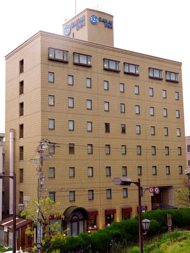 ビジネスパーソンが気軽に宿泊できるエコノミーホテルはたくさんあります。 <br />しかし、カップルや夫婦、ファミリーや夫婦子連れが観光旅行のために気軽に安心して宿泊できるホテルはまだまだ多くありません。 <br />ホテル「1-2-3(ワン・ツー・スリー)」は宿泊施設に工夫を凝らすことによって、1人だけでなく、2人でも、さらに3人でも、エコノミーに泊まることができるホテルです。<br />ビジネスに観光に、男性も女性も、大人も子供も、1人でも2人でも3人でも、みんなが気軽に、安心して、泊まれるエコノミーホテル、それが「Hotel1-2-3」です。<br />(http://www.hotel123.co.jp/annai/index.html より引用)<br /><br />吉野千本桜と高野山開創1200年御開帳 2日間<br />旅行代金 39,900円 (1名1室同) クラブツーリズム<br />世界遺産・吉野山千本桜観賞 金峯山寺・蔵王堂は、秘仏御開帳 金剛峯寺の御本尊御開帳も! 高野山開創1200年にあわせた16年ぶりの御開帳◇<br /><br />1 羽田(8:30発)JAL107便- 伊丹(9:35着)【移動約60分】奈良市内(柿の葉寿司とにゅうめんの昼食60分)【移動約60分】吉野山(圧巻の山桜観賞と金峯山寺蔵王堂特別拝観120分)【移動約60分】堺市内(泊) 宿泊 : ホテル1-2-3堺<br />2 堺市内【移動約140分】高野山・奥の院めぐり(高野山公認ガイドがご案内70分)金剛峯寺(持仏御本尊御開帳40分)壇上伽藍・大塔(金堂「御本尊特別開帳40分)【移動約160分】伊丹(19:30発)JAL134便-羽田(20:40着) <br />