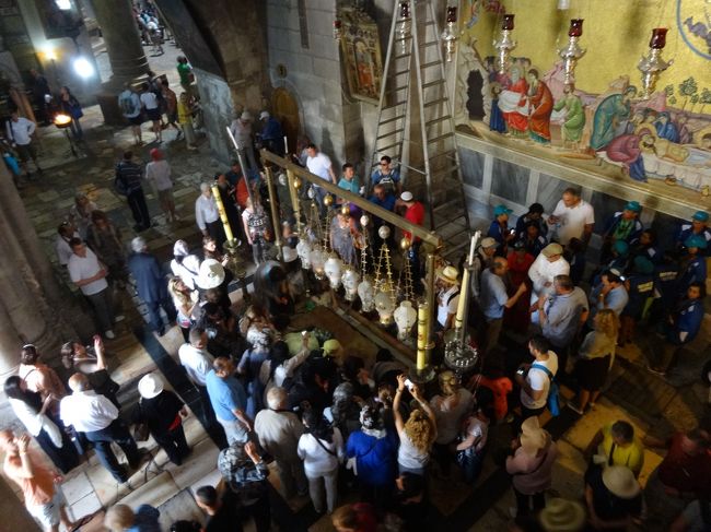 「聖墳墓教会」は「エルサレム旧市街」にある、かつて「ゴルゴタの丘」があったとされる「キリストの墓」に建つ教会です。<br /><br />「３２５年頃」に初めての「キリスト教徒ローマ皇帝」の「コンスタンティヌス１世」が「キリストの磔刑の場所」の「ゴルゴタ」に教会を建てることを命じたとされます。<br /><br /><br />「ヴィア・ドロローサ（苦難の道）」の<br /><br />「第１０留（イエスの衣が脱がされた場所）」<br /><br />「第１１留（イエスが十字架に釘づけにされた場所）」<br /><br />「第１２留（イエスが息を引き取った場所）」<br /><br />「第１３留（マリアがイエスの亡骸を受け取った場所）」<br /><br />「第１４留（イエスが墓に納められた場所）」<br /><br />が「聖墳墓教会」にあります。<br /><br /><br />写真は「第１２留」の「イエスが息を引き取り香油を塗られた場所」です。<br />