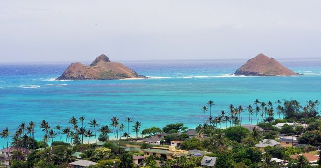 ハワイ　5日目<br /><br />ハワイ島からオアフ島に移動した翌日、<br />ラ二カイビーチを眼下に望む待望のPill Box Hiking Trail(Kaiwa ridge trail)に登る。<br />（以下カイバリッジ　トレイルとする）<br />頑張って登ったものだけが観られる180°パノラマが広がる海の美しさは<br />格別だった。<br /><br />ハワイ　6日目・帰国<br /><br />エアポートエクスプレスでの出発11：00なので<br />8：30〜10：00頃までブラブラ散歩に出る。<br /><br />ハワイ島・オアフ島旅<br />天候にも恵まれ自然の素晴らしさを実感した旅でした。<br />