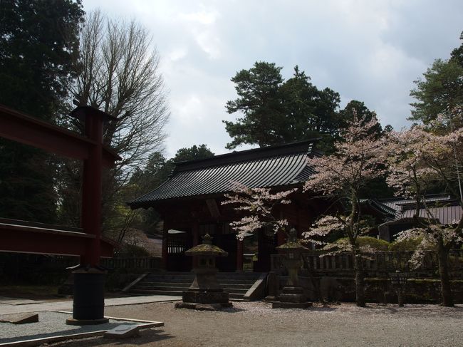 ２０１５年４月２５日、鳴沢から一気に富士吉田まで来ました。前回、気になって居た北口本宮富士浅間神社に行きます。さすがに立派な神社で、しばし時を忘れてしまいました。吉田口にあるこの神社は、荘厳で、さすが登山口ですね。団体さんが来ましたが、登山の方だった様です。