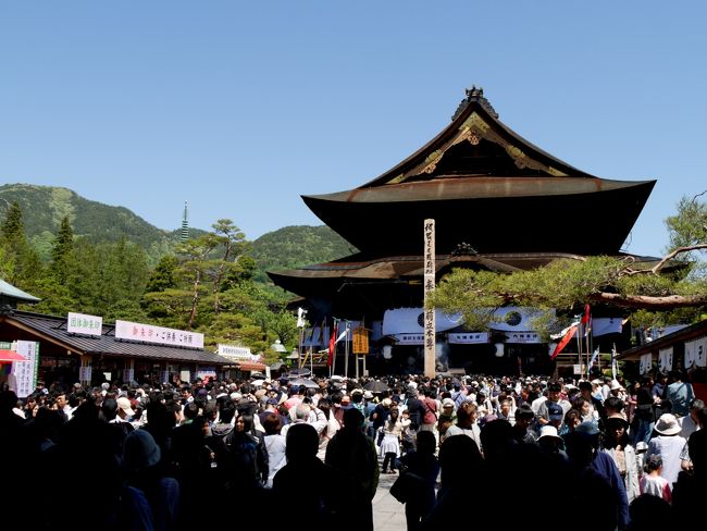 以前から一度行ってみたかった善光寺。<br /><br />今年は７年に一度の御開帳で、当初はバスツアーも考えていましたが思い切って車で行くことにしました。<br /><br />朝４時に家を出発、現地には７時頃着き、回向柱・内陣参拝・お戒壇巡り・御印文頂戴・山門という目標を全て達成。<br /><br />午後からは小布施に出て、美味しい栗おこわの昼食を摂り、小布施の街を散策。<br /><br />日帰り温泉にも入り、途中ＰＡでおぎのやの釜めしも食べて、午後11時帰宅しました。