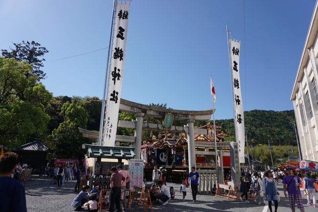 5月5日子供の日。<br />揖斐町の三輪神社で揖斐祭りが開かれることを知り、大垣駅経由で養老鉄道に乗り行ってきました。<br />周囲の長閑な景色を見ながらのローカル線の旅は実に心が躍りますね〜♪<br /><br />養老鉄道終点の揖斐駅からはコミュニティバスで約5分(歩くと30分です)100円で神社まで。<br />雄大なやまと子供歌舞伎、そして必殺お祭りセット(ちょい食いとビール)を満喫した半日でした。