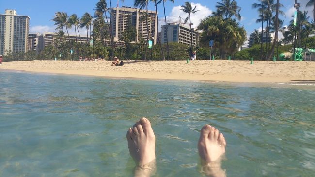 早い!早すぎる。明日はもう帰国。。。しかも予定していたGOLFが、とある事情で中止となってしまったのでさてどうしましょう？でもここはハワイ。やっぱり海でしょ〜〜。ワイキキビーチに比べ、人も日本人も少ないホテル前のビーチで浮き輪でチャプチャプ泳ぎましょ。