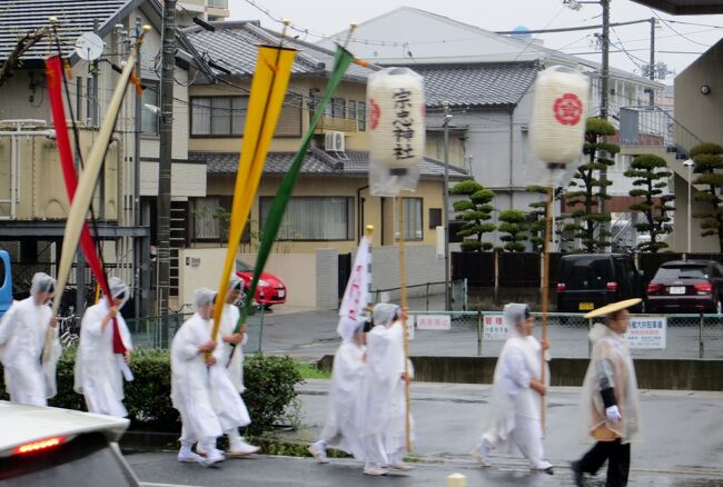 岡山での見学を終え、四国に移動しました。岡山市内では、雨の中で時代行列が行われていました。四国で最初に見学したのは、日本百名城の一つ、丸亀城です。先月の四国周遊旅行では、車窓から眺めたお城です。