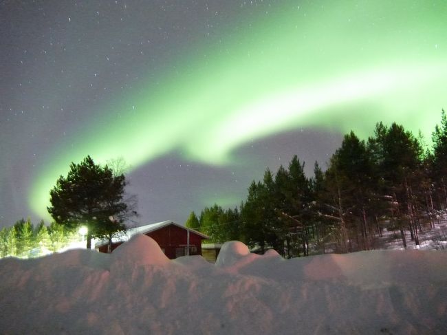 一応、3連夜全てオーロラをみることができました。アプリで地元の天気とオーロラ予報をチェックし、ひたすら祈る。。オーロラレベルは弱いほうだったけど、それでも十分きれい!ただ、カメラが、、、。しょぼいカメラだし、簡易三脚を組み立てた途端寒さで?それとも私の力加減かポキッと折れて二脚に、、、。そりゃ立たないです、カメラ。なので雪の上に適当に置いて撮影しました。初日:ホテル移動時と到着後にちょっとだけ。その後、地元の人も驚く珍しい嵐がきて夜中は激しい吹雪が続きました。ちょうど睡眠不足だったのでこの夜は爆睡。2日目:ずっと晴天。この3日間で一番きれいだったな。オーロラと星空をずっと眺めてました。3日目:昼間は雪、こりゃダメか?と諦めてたら夜になったとたん奇跡の晴天!昨日と同じくらいのオーロラが見れました。実は私、かなりの雨女でして、、なのでオーロラをあまり期待してなかったけど、旅で出会った”今回が記念すべき100回目の旅行”って方がかなりの晴れ女だから大丈夫!とおっしゃってたので、きっとその方のおかげです!100回目の旅人さんありがとう!