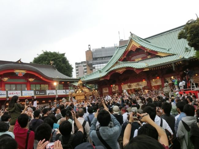 出発前のお伽行列をじっくり観察して<br />出発式で入り乱れる相馬野馬追の騎馬武者を見て<br />本隊の神幸祭パレードは空いてる人形町を行列するさまをじっくり鑑賞して<br />遠州横須賀の三熊野神社の祢里はごった返す三越前で熱気を感じて<br />最後に神田明神の賑わいを味わいに行く。<br />神輿が来るとみんなでスマフォを翳す様はまるでバリ島のケチャックダンス。<br />シャッター音を「ケチャッ」にそろえてみようよ。