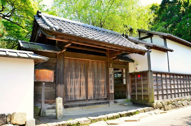 埋木舎は、彦根城佐和口多聞櫓の向かい側に佇む鄙びた武家屋敷で、１７５９ 年に藩の公館（北御屋敷）として建築されました。井伊直弼が１７歳の時から江戸に上るまでの１５年間、青春時代を過ごした舎です。表玄関を入ると１本の柳の老木が聳え、風に揺れながらも倒れることのない佇まいに直弼は自分の生き方を重ね、雅号を「柳王舎（やぎわのや）」と称しました。その後、直弼は「世の中をよそに見つつも埋もれ木の 埋もれておらむ心なき身は」と和歌を詠みました。第１１代藩主 直中の１４男だった直弼には藩主の座を望むすべもなく、かといって他家への養子の話もなく、「埋もれ木である」と自ら「埋木舎」と名付け、文武両道の修練に日夜励みました。<br />豊かな草木に囲まれた庭や客人をもてなした表座敷、日常生活や勉学に励んだ奥座敷、自ら建てた茶室などを展示資料と照らし合わせながら見ることができ、往時の直弼の生活ぶりを偲ぶことができます。<br />街歩きでのお勧めは、商店街「夢京橋キャッスルロード」と「西四番町スクエア」です。今回は、「夢京橋キャッスルロード」と「彦根美濠の舎」をレポいたします。ファミリーや若い方たちに人気のスポットです。<br />埋木舎を紹介しているHPです。<br />http://kojodan.jp/castle/2/memo/990.html<br />夢京橋のHPです。<br />http://yumekyobashi.jp/<br />彦根美濠の舎にある「たねや」のHPです。<br />http://taneya.jp/shop/shiga_mihori.html