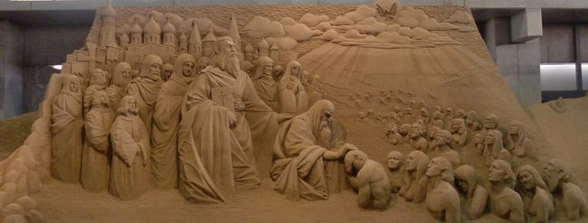 松江・出雲大社への旅行の途中に寄った鳥取砂丘。<br />砂丘は、期待以上のオリエンタルな雰囲気の土地で、<br />ラクダもいて何だか不思議な所でした。<br />特に砂丘近くにある「砂の美術館」がおすすめです！<br />世界中の砂の芸術を造るプロによる作品が展示してあり、<br />展示期間が終わると全て元のサラサラの砂に戻すというのも自然の摂理を乱さずに調和しているようで<br />素敵だなと思いました。