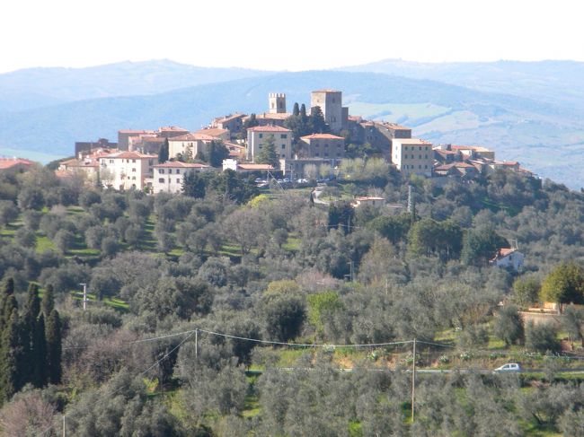 マンチャーノから北西へ約６Kmにあるモンテメラーノ( Montemerano )。<br /><br />見た目もマンチャーノをひとまわり小さくしたような　人口約５００人程度のとーっても可愛らしい村です。<br /><br />イタリアで２００１年に誕生した“イタリアで最も美しい村々”( I borghi più belli d&#39;Italia )にも登録されているこの村へお散歩へ行きました。