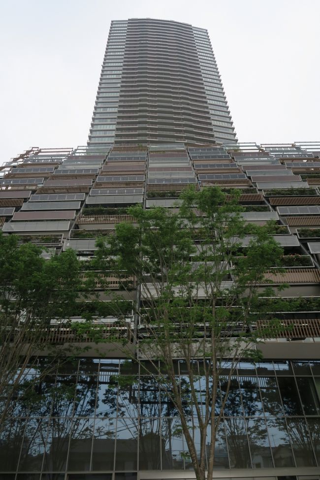 ５月７日、全国初、マンション併設の豊島区新庁舎が業務開始しています。<br />高さ１８９メートルの複合ビル（地上４９階、地下３階）内に、新庁舎が有ります。<br />その新庁舎を見学してきました。