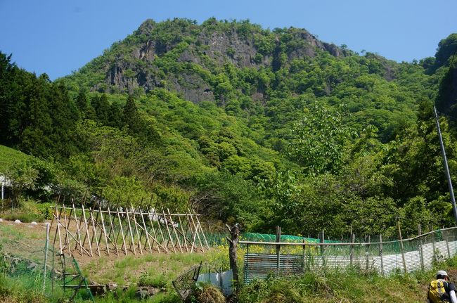 男体山と言えば日光男体山を思い浮かべますが、茨城県奥久慈にも男体山があります。<br />「奥久慈の中心、大子町の東南に座を構える岩山である。西面と何面が断崖絶壁になっており、標高では推し量れない険しい山容を呈している。」茨城県の山ガイドより<br /><br /><br />観光協会の案内には「豊富なコース、変化に富んだ奥久慈の奇峰」と書いてあります。前回登った岩殿山も「スリル満天」で大変でしたので、また不安が・・・<br /><br />朝、窓を開けると真っ青な空。男体山に行ってみよう！<br /><br />コースは、一般コースと健脚コースがあり、健脚コースはくさり場の連続だとか。どちらを選ぶか迷っていましたが、登山を開始して登山道の分岐で降りてきた方に健脚コースの危険度を尋ねると、足場がきちんとしているから、登りは健脚コース、下りは一般コースがいいのではないかと教えてくれました。<br />先週の岩殿山のような垂直のくさり場ではないようなので、登りは健脚コースを選びました。