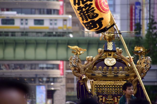 「天下祭」として知られる日本三大祭・江戸三大祭の１つ「神田祭」が、2015年5月7日（木）〜15日（金）に開催されました。<br />二年に一度の本祭の年であり、今年でご遷座400年、奉祝の年でもある神田祭<br />10日（日）に行われた「神輿宮入」を見に訪れてみました。