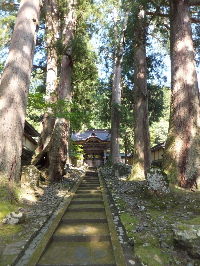 連休明けに永平寺に行って来ました。<br /><br />写真は永平寺の山門をバックにしたもので<br /><br />一般に紹介されている時に使われています。