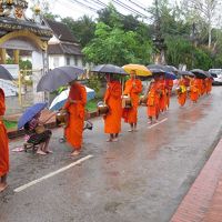 ラオス・ルアンプラバン世界遺産の街へ一人ぶらり旅（真夜中の珍客と早朝の托鉢）④