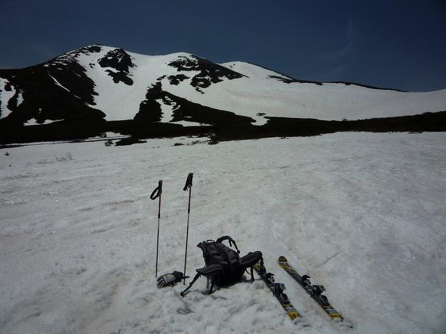 今年の雪解けは早く、酸ヶ湯温泉にツアースキーに行こうと計画していたんですが、５月１１日でツアーは終了ということになったのでいけなくなり、乗鞍高原に出かけることにしました。<br /><br />ツアーコースや乗鞍山スキー全般の状況はこの　乗鞍大雪渓というページがとても参考になります。<br />http://www.norikura.org/<br /><br />制作者は　ほとんど毎週乗鞍に出かけていて克明に雪やコースの状態がわかり以前から感心していました。<br /><br />宿泊先は休暇村乗鞍高原、今回も驚きましたが平日にもかかわらず大勢のシニアが押しかけていました。<br />バイキングの食事等　やや不満もありますが、部屋は広く設備は水準以上なので過去　４、５回利用しています。<br />