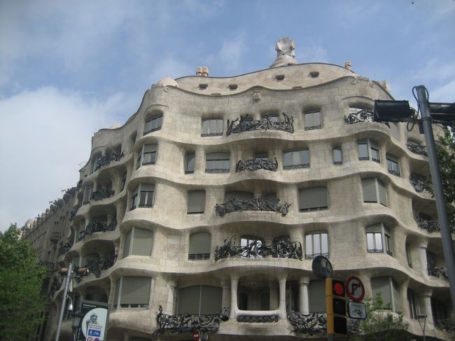 2015年GWにお手頃ツアーでスペインに行ってきました♪<br /><br />この旅行記は「フィンエアーでバルセロナへ♪サグラダ・ファミリア編」の続き、バルセロナのちょこっと観光とタラゴナのラス・ファレラス水道橋を訪れた様子です。<br /><br /><旅程><br /><br />1日目 10:45 KIX発 AY0078 14:55 ヘルシンキ着<br /> 17:25 ヘルシンキ発 AY3269 20:25 バルセロナ着<br /> (バルセロナ泊)<br /><br />2日目 バルセロナ観光〜タラゴナ (アルファファール泊)<br /><br />3日目 グラナダ観光 (グラナダ泊)<br /><br />4日目 ミハス、ロンダ観光 (グラナダ泊)<br /><br />5日目 コルドバ観光〜ラ・マンチャ (マドリード泊)<br /><br />6日目 マドリード、トレド観光 (マドリード泊)<br /><br />7日目 10:15 マドリード発 AY3184 15:30 ヘルシンキ着<br /> 17:20 ヘルシンキ発 AY0077<br />8日目 8:55 KIX着<br />