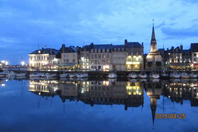 フランスの美しい村を訪ねる旅<br />最初に向かった村はノルマンディー地方の古い港町オンフルール。<br />この街はパリからわりと近いこともあり人気の街である。<br />我々もパリドコール空港に夕方に到着したが200キロほどレンタカーを飛ばし始めの宿はここにした。<br />1オンフルール 古い港町<br />2モンサンミッシェル 最も有名な世界遺産 <br />3サンマロ 町全体が城壁に囲まれている<br />4ガンジ島 チャンネル諸島に位置するイギリス王室属領<br />5サーク島 トラクタと満天の星空<br />6ジャージ島 ジャージ牛の島<br />7ボルド ワインの町<br />8サンテミリオン ボルドー近郊のワイン産地のひとつ<br />9コロンジュ・ラ・ルージュ 街中の建物が赤い村<br />10メサック もうひとつの赤い村 <br />11コンク 山の谷間にある美しい村<br />12ミヨー ミヨー橋<br />13カルカソンヌ 2重城壁の町<br />14コルド・シュル・シェル 天空の村<br />15サン・シルウ・ラポピー フランスの美しい村のひとつ<br />16ライヨール ナイフの町<br />17オーブラック オーブラック牛とのびるチーズ<br />18サン・シェリー・ドブラック サンティアゴ・デ・コンポステーラ巡礼路の村<br />19パリ