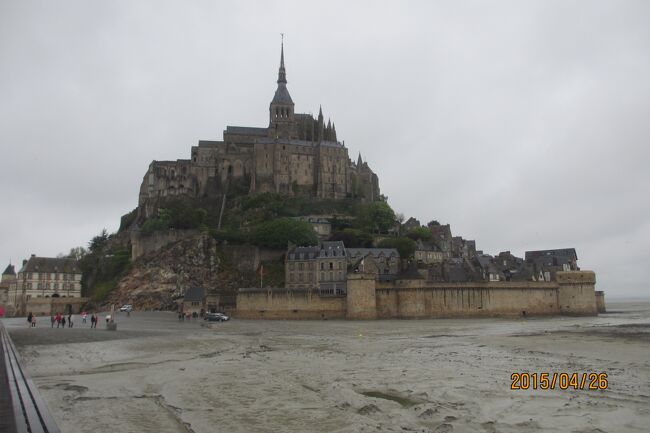 フランスの美しい村を訪ねる旅<br />モンサンミッシェルはフランスの美しい村というよりも世界的に有名な修道院の一つである。サン・マロ湾にある小島に修道院と村があります。<br /><br />1オンフルール 　　　　古い港町<br />2モンサンミッシェル　最も有名な世界遺産　<br />3サンマロ　　　　　　町全体が城壁に囲まれている<br />4ガンジ島　　　　　　チャンネル諸島に位置するイギリス王室属領<br />5サーク島　　　　　　トラクタと満天の星空<br />6ジャージ島　　　　　ジャージ牛の島<br />7ボルド　　　　　　　ワインの町<br />8サンテミリオン　　　ボルドー近郊のワイン産地のひとつ<br />9コロンジュ・ラ・ルージュ　街中の建物が赤い村<br />10メサック　　　　　　　　もうひとつの赤い村　<br />11コンク　　　　　　　　　山の谷間にある美しい村<br />12ミヨー　　　　　　　　　ミヨー橋<br />13カルカソンヌ　　　　　　２重城壁の町<br />14コルド・シュル・シェル　天空の村<br />15サン・シルウ・ラポピー　フランスの美しい村のひとつ<br />16ライヨール 　　　　　  ナイフの町<br />17オーブラック　　　　　　オーブラック牛とのびるチーズ<br />18サン・シェリー・ドブラック　サンティアゴ・デ・コンポステーラ巡礼路の村<br />19パリ