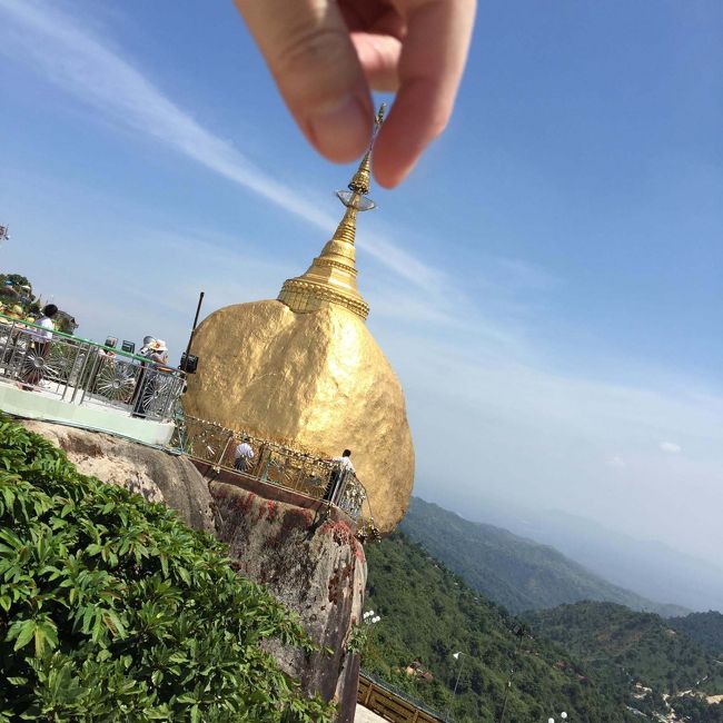 ゴールデンロック(Golden Rock)日帰りに挑戦してきましたので、ご参考になれば。<br /><br />正式にはチャイティーヨ・パゴダ(Kyaiktiyo Pagoda)またはチャイティーヨ・パヤーと言うらしい。<br /><br />●タイムチャート<br />05:40発 ヤンゴン市内のホテルからタクシー乗車(6Kから7Kぐらい)<br />06:10着 アウンミンガラー・バスセンター<br />06:50発 アウンミンガラー・バスセンター<br />11:35着 キンプン(Win Expressバス乗り場)<br />11:50着 トラック乗り場(上り)<br />12:05発 トラック乗り場(上り) (2.5K)<br />13:15着 トラック乗り場(下り) ←どこかで事故があったらしく、到着が大幅に遅れた<br />14:10発 トラック乗り場(下り) (2.5K)<br />14:45着 トラック乗り場(上り)<br />15:00発 キンプン(Win Expressバス乗り場)<br />19:30着 アウンミンガラー・バスセンター<br /><br />●気づき点<br />・7時発の始発で行かないと日帰り不可。<br /> 行きは1時間おきにバスは出ているが、帰り(キンプンから)が15時発しかない。<br /> ただし、キンプンから乗り合いバスで30分のチャイトーまで行けば17時発ヤンゴン行きがある。<br /><br />・発車1時間前に来いと言われるが、たぶん6時半とかの中途半端な時間を言うのが面倒なので、<br /> 1時間前集合と言ってるだけだと思われる。<br /> ただ、実際7時発のバスだったのに発車したのは6:50だった。<br /> どうやら全員が揃ったら出発のよう。<br /> なので30分前にはバスセンターには到着しておいたほうが良いと思われる。<br /><br />・バスはいっぱいだったので、チケットは前日までに買っておくほうが良いと思う。<br /> (途中から乗車する人もいるので、アウンミンガラーバスセンターでは席が空いていても乗れないことがある。)<br /> チケットを買った時の話は以下に記載<br /> http://4travel.jp/overseas/area/asia/myanmar/yangon/transport/10161504/tips/11746293/<br /><br />・復路のチケットはキンプンに到着後、降車したところで販売する。<br /><br />・現地の方はバスに乗りなれてないらしく、結構な人が酔って吐いてた。<br /> (なのでビニール袋が各席に備え付けられている。)<br /><br />・ゴールデンロック内では裸足になるので、足の裏は真っ黒になる。<br /><br />・ゴールデンロックからふもとに下りるトラックは上りと違い、1時間に1本ぐらいしか出ない。<br /> バスが15時発なので14時過ぎのトラックに乗る必要がある。<br /> トラックに乗るには、出発の30分前からは待機しておく必要があるので、<br /> 13時半にはトラック乗り場にいる必要がある。<br /><br />・頂上までのトラックでも吐いている人がいた。<br /><br />・頂上(ゴールデンロック)では実質1時間ほどしか時間がない。<br /> それでも特に急ぐ必要はなく見回ることができるが、休憩やお土産屋をゆっくり見回る時間はない。<br /><br />・日焼け止めを塗っておかないとえらい目にあう。<br /><br />・アウンミンガラーバスセンターから頂上(ゴールデンロック)までは<br /> ヤンゴンから乗ってきたバスを降り、5分程度歩いて、<br /> 頂上へ行くトラックに乗り換えるだけで済むので、ハードルは低い。<br /><br /><br />●所感<br />理想は1泊2日で行くのが良いと思う。<br />昼前ぐらいのバスで夕方着いて、夕日&夜景のゴールデンロックを見て、<br />次の日に日の出のゴールデンロックを見て帰る感じ。<br />日帰りだとコスパは非常に高いので良いのだが、時間に追われる感じがあった。<br />それに1日中ほぼバスに乗ってる感じになる。<br />バスに長時間乗ってても苦にならない人じゃないと厳しいかと。<br />でも1泊2日の場合は飽きてしまうだろうね・・・<br />ホテルも高いし。(野宿の人も多数いるが)<br />