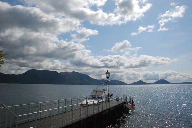 支笏湖の中心街から離れた一軒宿の秘湯「丸駒温泉」を訪れます。<br /><br />恵庭岳の麓にあり湖畔に面した静かな宿です。<br /><br />足元からお湯が湧き出る露天風呂は、支笏湖につながる水路を利用して湯温を調節します。<br />