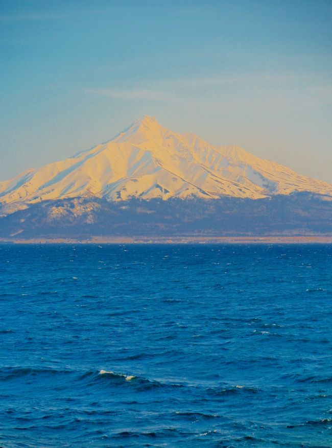 礼文島（れぶんとう）は、北海道の北部、稚内の西方60キロメートルの日本海上に位置する礼文郡礼文町に属する島。地名語源はアイヌ語のレプン・シリ（沖の島）。礼文水道を挟んで利尻島の北西に位置する。0メートル地帯から200種類以上の高山植物が咲き乱れていることから別名花の浮島と呼ばれている。<br />日本最北端の有人島（北海道本土や北方領土を除く）。東西約7.9km、南北約25.8km、周囲約72km。スコトン岬と金田ノ岬の間に直径5kmの半円形の船泊湾がある。<br />冷涼な気候のため、最高峰の礼文岳（490m）から島の西半分にかけてはレブンアツモリソウなど約300種類の高山植物が分布し、利尻礼文サロベツ国立公園にも指定されている。<br />（フリー百科事典『ウィキペディア（Wikipedia）』より引用）<br /><br />礼文島　については・・<br />http://www.rebun-island.jp/<br /><br />『春到来の利尻島・礼文島　ぐるっと周遊３日間』<br />旅行代金	48,800円 ～ 99,800円	日数	2泊3日<br />2015年春！いよいよシーズン開幕！春を告げる花々も咲き始めます！ <br />往復稚内空港利用　１名様１室同旅行代金！<br />２島の温泉宿に宿泊します！礼文島産にこだわった絶品海鮮を食す！礼文島船舶漁協全面協力企画だから実現！！漁解禁！礼文島産春ウニを生と焼で食べ比べ！<br />礼文島産「あわび」・「ボタンエビ」・茹で立て「毛ガニ」半身さらに、北海道産いくらやサーモンも！<br /><br />1　羽田空港【10:30発ANA571便】--【12:20着】稚内空港-【10分】-宗谷岬(20)【日本最北端の地碑-北防波堤ドーム【車窓】-稚内港【14:40発・115分】-【16:35着】礼文島香深-【５分】-礼文温泉(泊)　宿泊 ： 三井観光ホテル<br /><br />2　礼文温泉--礼文島＞【桃台・猫台(20)／久種湖・ミズバショウの群落(20)、船泊漁協直営「あとい食堂」で海の幸尽くしの昼食、澄んだ海が美しい澄海岬(20)、最北限の地スコトン岬(20 】-礼文島香深【14:25発・40分】-【14:05着】利尻島＜島内は10～30分の移動＞【利尻島を１周！仙法志御崎公園(20) 、 オタトマリ沼(20)】--利尻温泉(泊)　宿泊 ： 利尻富士観光ホテル<br /><br />3利尻温泉-【５分】-利尻島-【8:50発・100分】-【10:30着】稚内港-【５分】- -【４０分】-大沼(20)【２０分】-稚内空港【13:00発ANA572便】--羽田空港【14:55着】<br />