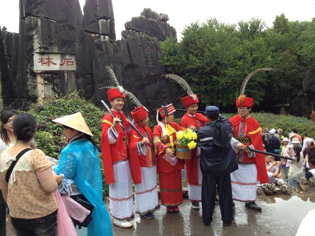 中国南部の雲南省・昆明を旅しました。少数民族が多数住む中国有数の観光地です。代表的な石林、九郷風景区に行き、眼前に広がる大自然の風景に圧倒されました。昆明では本場の米線(米麺)など一般的な中華料理とは異なる料理も堪能しました。尖閣問題が顕在化する前だったので、遠く日本からやって来た私たちが大変珍しかったみたいで、他の中国人観光客にも大変親切にしてもらいました。