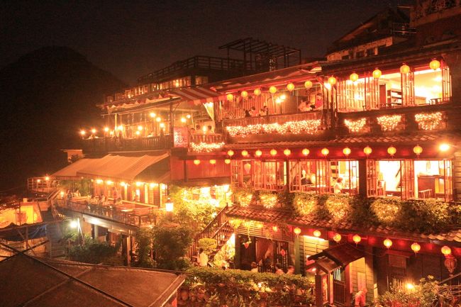 GW休暇を利用して台北へ旅行してきました。<br />今回の旅のテーマは「無理をせず、休みを挟む事」。<br />妊娠して恐れていた悪阻も全く無く(むしろ恐ろしい程の睡魔と食欲(笑))、無事安定期を迎えました。<br />今回は海外まで旅行するべきか…?って悩んだけど、何事も自己責任の下で動こう!と覚悟を決めて<br />出来るだけ予定を詰めず、妊娠中も補償のある海外旅行保険に加入し、病院の先生にも了承をいただき、行ってきました★<br /><br />結果、とてもリラックス出来て楽しかったです!!<br /><br />次の旅行は1人増えるから家族3人での旅行、それはそれで楽しむとして…((+_+))<br />今回はしばらく出来ない夫婦2人での旅行を満喫する事が出来ました(^^)/<br /><br /><br />*旅程*<br />☆1日目 三沢→羽田→成田→台北桃園空港へ移動。空港からホテルへ送迎。士林夜市へ。<br />http://4travel.jp/travelogue/11011917<br />☆2日目 ツアーに付随の市内観光。夕方から自己手配で九分へ。足裏マッサージ。 <br />☆3日目 お土産購入、永康街散策、台湾シャンプー、足裏マッサージ<br />☆4日目 台北桃園→成田へ移動。北品川で一泊<br />☆5日目 表参道のロンシャンでバッグをカスタムオーダー。羽田→三沢 帰宅*旅程*<br /><br /><br />*手配*<br />三沢→羽田(往復) 特定航空券<br />羽田→成田 エアポートリムジン \6,200<br />航空券(成田発)+ホテル+送迎+1日市内観光付き てるみくらぶで申込 \117,420<br />成田→東京駅 京成バス(事前予約で割引) \1,800<br />フレックスステイイン品川(じゃらんにて予約) \5,800<br />AIU海外旅行保険(4日分) \4,710<br /><br />計\135,930 一人当たり\67,965<br /><br /><br /><br /><br />