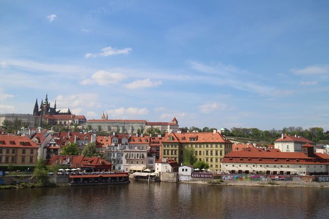 今回のゴールデンウィークは久しぶりにヨーロッパに行きたいと思い、4月25日～5月1日まで5泊7日でチェコ(プラハとチェスキークルムロフ)とフィンランド(ヘルシンキ)に行ってきました。<br /><br />チェコはプラハ3泊、チェスキー1泊です。<br />チェスキーからプラハに移動もあるのでプラハ城を中心にまわりました。<br /><br />&lt;旅行記録&gt;<br />☆1日目 プラハ到着　<br />http://4travel.jp/travelogue/11006148<br />☆2日目 プラハからチェスキー<br />http://4travel.jp/travelogue/11006188<br />☆3日目 チェスキーからプラハへ<br />http://4travel.jp/travelogue/11012033<br />☆4日目 プラハ<br />http://4travel.jp/travelogue/11012049<br />☆5日目 プラハからヘルシンキ<br />http://4travel.jp/travelogue/11006286<br />☆6～7日目　ヘルシンキから帰国<br />http://4travel.jp/travelogue/11009173<br />
