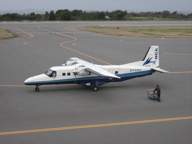 2009年3月20日～22日　伊豆大島に旅行に出かけました。<br /><br />春先の伊豆諸島は天候が変り易く、決してベストシーズンではありません。<br />本日は元町や阿古地区で観光して夕方の飛行機で調布へ向かう予定でした。<br /><br />しかしながら本日は朝から強風で夕方の便は欠航する可能性が高いとの情報が・・・。<br />結局大事を取って本日朝1番の飛行機のキャンセル待ちをする事となりました。<br /><br />今回の旅行の最大の目的は飛行機に乗ることだったので、なんとしても乗らねば