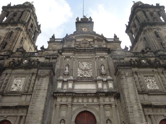 「メキシコシティ・メトロポリタン大聖堂」は「メキシコの首都メキシコシティ」にある「１５１３年」に建設が始められ「１８１８年」に完成した「カトリック教会」の「大聖堂（メキシコ・カトリックの総本山）」です。<br /><br />「スペインの建築家」が「デザイン」した「ルネサンス、バロック、新古典主義様式」が採用され建てられています。<br /><br />「１６１４年」に「支倉使節団」が訪問していたり「１８６４年」には「ハプスブルク家出身」の「皇帝マクシミリアン１世」が「戴冠式」を行っています。