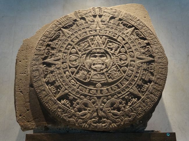 「メキシコ国立人類学博物館」は「テオティワカン」「マヤ」「アステカ」「トルテカ」「湾岸」「オアハカ」などの遺跡からの「発掘品」を展示した「世界でも有数の規模と内容」を誇る「博物館」です。<br /><br />この「旅行記」では「最大のみどころ」の「第７室（アステカ）」をアップします。<br /><br />「アステカ王国」は「メヒカ人」が建設した「メキシコ中央部（現在のメキシコシティ）」にあった「１４２８年頃から１５２１年」に栄えた「メソアメリカ文明王国」です。<br /><br />「アステカ」では「人身御供の神事」か行われており「奴隷・捕虜」の「新鮮な心臓」を「神」に奉げることで「太陽の消滅」を先延ばしすることが可能になると信じられていました。<br /><br />「１５２１年」に「スペイン人」の「エルナン・コルテス」によって「アステカ征服」が行われ「滅亡」しました。<br /><br />写真は「宇宙観」が表現されている「太陽の石（アステカのカレンダー）」です。