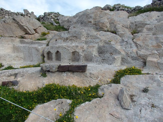 古代ティラがあるのは、カマリビーチとペリッサビーチの間にあるサントリーニ島最高峰（と言っても、たったの標高360メートル！ですが、もっと高く感じる眺めです）の頂上です。<br /><br />遺跡の間からは広々としたエーゲ海の眺め！足元にはたくさんのお赤や黄色のお花が咲き誇る美しい風景が彩りを添えています。<br /><br />ここも、写真が多くなってしまってすみません。同じような写真ばかりですので、すっ飛ばしてくださいますように^^;（物忘れが多くて覚えきれない自分用として残していますので、ご容赦願います）<br /><br /><br />☆&#39;.･*.･:★&#39;.･*.･:☆&#39;.･*.･:★&#39;.･*.･:☆&#39;.･*.･:★&#39;.･*.･:☆&#39;.･*.･:★&#39;.･*.･:☆&#39;.･*.･:★ <br /><br />【今回のスケジュールです。】<br /><br />3月31日　関空発→<br />4月 1日　→ドバイ空港→アテネ空港→ピレウス　（ピレウス泊）<br />4月 2日　ピレウス→サントリーニ島　（サントリーニ島泊）<br />4月 3日　イアの町　（サントリーニ島泊）<br />4月 4日　アクロティリ遺跡　（サントリーニ島泊）<br />4月 5日　カマリビーチ、古代ティラ遺跡　（サントリーニ島泊）<br />4月 6日　サントリーニ島→ミコノス島　　（ミコノス島泊）<br />4月 7日　ディロス島　　（ミコノス島泊）<br />4月 8日　ミコノスタウン　（ミコノス島泊）<br />4月 9日　ミコノスタウン　（ミコノス島泊）　<br />4月10日　移動できずに延泊となり・・・（ミコノス島泊）<br />4月11日　更にアクシデント？ミコノス島→クレタ島　（イラクリオン泊）<br />4月12日　アギオス・ニコラオス　（イラクリオン泊）<br />4月13日　クノッソス宮殿、イラクリオン→ハニア　（ハニア泊）<br />4月14日　キサモス（カステリ）、（ハニア泊）<br />4月15日　ハニア→レシムノン→イラクリオン、イラクリオン発のフェリー（フェリー泊）<br />4月16日　ピレウス到着、エギナ島　（ピレウス泊）<br />4月17日　イドラ島　（ピレウス泊）<br />4月18日　アポロコースト　（ピレウス泊）<br />4月19日　ピレウス→アテネ空港→ドバイ空港<br />4月20日　ドバイ空港→関空<br /><br />