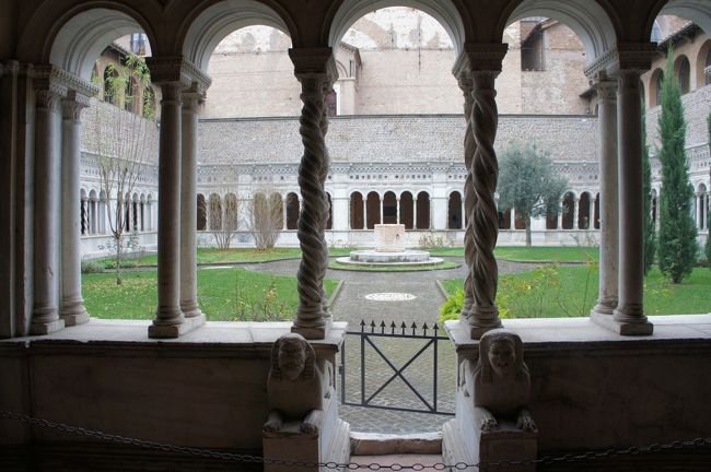 12月30日月曜日<br />この日はローマ最終日でローマ市内の落ち葉拾いの観光です。<br />残念ながら雨でした。<br />月曜日は美術館が休みなので、<br />サンタ・マリア・マッジョーレ教会と<br />サン・ジョバンニ・イン・ラテラーノ教会を観光しました。<br />昼食はイータリーで食べ<br />お土産も買いました。<br />夕食はイル・パリアッチョに行きました。<br />