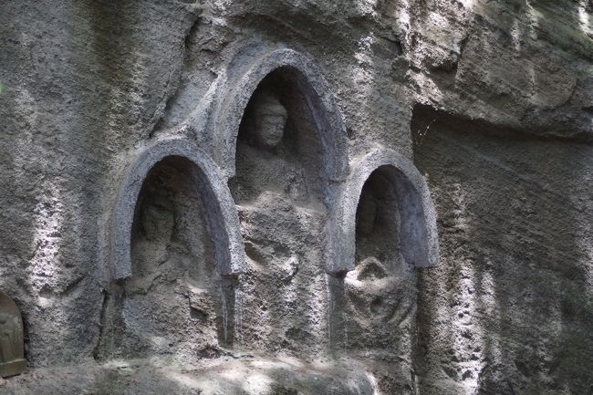 四国霊場71番札所弥谷寺と天霧山登山にいってきました。<br /><br />道の駅ふれあいぱーくみのに車を止めて、まず弥谷寺で参拝して遍路道(登山道)に入ります。<br />道中は木陰になっていて、直射日光を浴びるということはありませんが、眺望は得られません。<br />犬返しの険がとても険しいです。<br />60分ぐらいで山頂に着きます。でも眺望は開けません。<br />帰りは40分ぐらいです。<br />道の駅に温泉があります。1500円でタオル、バスタオル付きで浴場にボディソープ、リンスインシャンプー、髭そりがあります。浴槽はバブル、薬草、露天などあって楽しめます。<br />道の駅には食堂もあって石焼きビビンバ(864円)をいただきました。<br />また、はまんどラーメンも近く、780円ではまんどラーメンをいただきました。<br /><br />写真は弥谷寺の阿弥陀三尊磨崖仏<br />