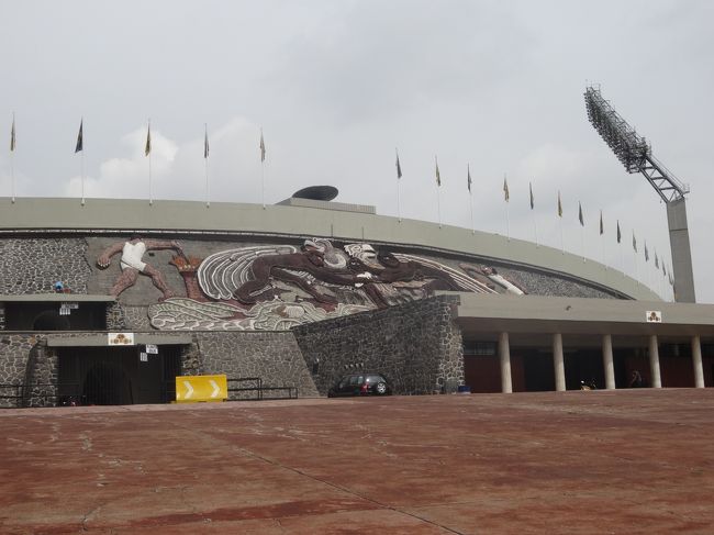 「エスタディオ・オリンピコ・ウニベルシタリオ」は「１９６８年」の「メキシコシティオリンピック」で「メイン競技場」として使用され「オリンピック・スタジアム」です。<br /><br />「１９５２年」の完成当時は「収容人数６３１８６人」の「メキシコ最大のスタジアム」でした。<br /><br />所有者は「メキシコ国立自治大学」だそうです。