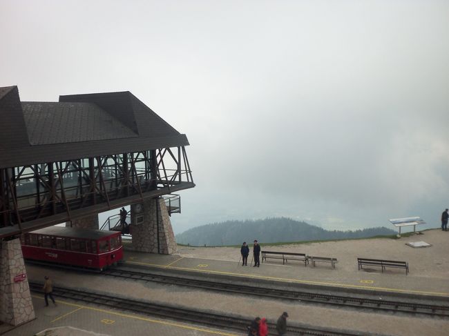 2000年にこちらに留学していたときにこの山岳鉄道（シャフベルクバーン）に乗りたかったのですが、運行があと数日後ということで乗れませんでした。今回はちゃんと運航日を調べてのリベンジです。<br /><br /><br />毎度のことながら格安バスを利用してミュンヘンからザルツブルクまで移動しました。朝10時5分に到着予定が16分に到着したのです。ザルツブルクからサンクト・ギルゲンまで行くバスが15分発だったので諦めながらも猛ダッシュしたらそのバスにのる乗客が多くてまだ発車してなかったので乗ることが出来ました。<br /><br />サンクト・ギルゲンのBusbahnhof（だったと思います）という停留所で下車（降りる人が多いので分かるかと思います）し、そこから湖が見えるので湖方面に向かって下りると船の停留所があります。船上では注文を聞かれますが、しなくてもいいみたいです。自分はビール（3.80ユーロ）を注文しました。登山列車の駅の最寄の船の停留所はそのままSchafbergbahnです。<br /><br />登山列車の駅でですが、行列から見て左側にトイレがあるのですが済ませておいたほうがいい、と思いました。気温が下がって行くので。<br /><br />ガイドブックには「左側がお勧め」と書かれていますが、下の駅から中間駅の20分くらいでは左側がお勧めで、中間駅から山上駅までの10分くらいは右側の見晴らしがきれいです。到着したら出口のところで復路の電車を予約（Platzkarteプラッツカルテ）することが義務付けられています。4桁の電車番号（モニターの、発車時刻の右側の4桁の番号）を伝えます。変更したいときは窓口に行って変更の旨を伝えないと乗れません（「列車番号が違う。」と言われて降ろされた乗客がいました）。<br /><br />頂上には何かを食べられるところが二つあり、向かって左側のほうに行きました。そこでは、注文するところでテーブル番号を伝えて、注文します。自分はパン付ハンガリースープ（Gulaschsuppe mit Brotで4.70ユーロ）とビール（2.20ユーロ）を注文しました。<br /><br />ミュンヘンから一日がかりでした。<br /><br />ミュンヘン8:15〜10:05ザルツブルク10:15〜11:05サンクト・ギルゲン12:00〜12:37シャフベルク鉄道駅13:00〜13:35山上駅<br /><br />山上駅14:55〜15:30シャフベルク鉄道駅16:08〜16:45サンクト・ギルゲン17:05〜17:57ザルツブルク市内20:00〜21:50ミュンヘン