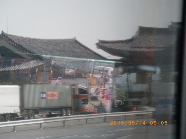 http://6618.teacup.com/ikeharu3/bbs/?<br /><br />はり池田はるおの韓国旅行ガイド批評 投稿者:harryikeda 投稿日:2015年 5月17日(日)18時14分32秒 <br /> HARRY IKEDAHARUO池田治夫孟夫<br />アクセスカウンタ<br />help RSS 43年ぶりに釜山から慶州、全州、ソウルと韓国。海外団体は10年ぶりか?和して唱えずの荘子にはなれない<br /><< 作成日時 : 2015/05/17 10:06 >><br />ブログ気持玉 0 / トラックバック 0 / コメント 0<br />画像<br />この演奏を省略された一号車。<br />画像<br />この場所で説明を5分で済ますか10分も続けたかで演奏は省略されたこれは的確なガイドをした二号車担当。<br /><br /> 団体旅行、とりわけ海外は販売したいガイド氏の時間の配分にいらだつことが多く、できるだけ7個人旅行にしている。今回の韓国は、急遽広告に全8都市を回るというのにひかれて参加。<br /> バス二台。一号車ガイド女は説明話の声が小さくさらに長い。興味のない話に縛られてみたい場所を省略することにいら立ちは募る。先に進んだ二号車のガイド女は拡声器を使い移動も素早い。当然ついていった。<br /> おかげさまで韓国民族音楽のステージを少しの間楽しめた。<br />一号車のみなさんには話だけで民俗音楽は聞かない。という無駄な話はする。いら立ちは募る。<br /> 挙句の果てに同じコースを通っていたのをおいらが先に行ったのが気に入らなかったようで、省略してバスに戻ってしまっていた。二号車が早かったのに一号車が省略して先に出発する体制に入っていたが、察知してバスに間に合った。<br /> 昼食時も、まずい食事を長時間待たされ、挙句の果てにさらに待ち合わせ場所時間を後で後でと教えない。<br />ついに爆発。<br /> 二度と団体旅行に参加したくない。<br />本当にまずい食事の連続。日本のコンビニ弁当のほうがはるかにうまい。<br /> ホテルは釜山だけましだったが、ほかはCクラス。<br />ソウルの繁華街散策ツアー3万wonに参加しないならば強制的にホテルまで帰らなければ食事の場所では解放しない。という強制に反発したのが当日のガイド女の怒りをかったようだ。<br /> ガイド女にガンガン団体行動すなわちガイドの言う通りいうことを聞かないのなら来るなという権幕。<br />ついついブチ切れましたが、最後の自由時間で射撃場でばったりガイド女にあったら和解の提案をしてきた。<br />その明洞の射撃場は待ち時間を10分かかるというのであきらめたのだが、ガイド女が大丈夫自分が交渉してあげるからやりなさいと強力に勧めてくれた。実弾射撃に目がないおいらとしてはガンガン打ってしまえばすぐに終わると移急いでマグナム10発5万wonを支払い、射撃やって気分もすっきりした。マグナムは急いで撃つもんじゃないがストレスの解消にはなる。この点だけはガイド女に感謝している。<br />http://ikedaharuo1.at.webry.info/201505/article_7.html<br />http://ikedaharuo1.at.webry.info/201505/article_7.html