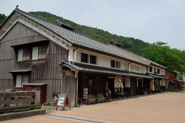 福井県と滋賀県の境にある熊川宿は、若狭と畿内を結ぶ鯖街道の宿場町です。<br />国道３０３号のすぐ内側にある宿場の町並みは、見事に当時を復元・保存しています。<br />まるで時代劇のロケ地のように、丸ごと宿場町が再現されています。<br />妻籠・馬籠のように観光地化されていなくて、静かな佇まいが味わえます。<br />観光地によくあるＢＧＭという名の騒音が一切ありません。<br />本当に静かでほっとします。<br />熊川宿は鯖街道の宿場なので、名物は「鯖ずし」ですが、「葛」も美味しいです。<br />「葛まんじゅう」「葛餅」「葛羊羹」。どれにしようかと迷います。<br />出来立ての葛餅は何と温かいのです。ぷるるるんとした食感がたまりません。<br />琵琶湖から敦賀に抜ける際には、是非お立ち寄りください。無料の駐車場もあります。<br />