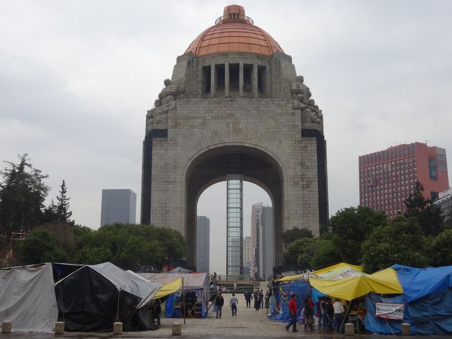 「メキシコシティ」にある「革命記念塔」は「１９１０年」に始まった「ラテンアメリカ」で「最初の社会革命」の「メキシコ革命」を記念して建てられました。<br /><br />「メキシコ革命」は「民主的な制度の導入」「貧富の格差の解消」「土地改革」を求めて「ディアス独裁政権」を打倒した「内戦」です。<br /><br />「メキシコ革命の結果」として「政教分離政策」「農地改革を強力に推進」「外国資本の支配下にあった鉄道と石油産業の国有化」が行われました。<br /><br />「塔のレリーフ」には「英雄」「農民」「労働者」が彫られています。