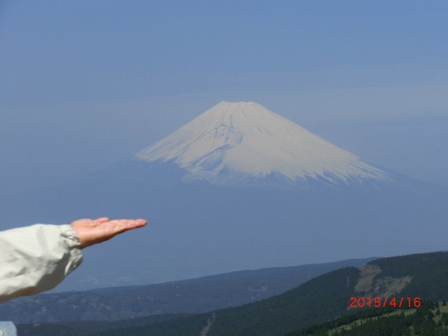 今回の旅のテーマは「富士山追っかけ」＋温泉なのですが・・・<br />しかし生憎の天候で、山中湖から見た富士と河口湖・御殿場付近から富士の頭がほんの少しだけ見たのみでした。(-&quot;-<br />しかし・・宿泊した下部、河口湖、山中湖、熱海の温泉で湯欲みを満喫したので、旅の目的の半分は果たせようなもの。あとは、次回に夢を繋いでまた偉大な霊峰富士の追っかけをしようと思います。<br /><br />５日目の最終日は・・・静岡県側からの富士を見たいと思い十国峠に行く事にして宿は熱海温泉へ。<br /><br />熱海のてっぺんにある十国峠は・・・日金山・標高765mの山頂にあり、世界遺産の登録された富士山のビュースポットです。<br /><br />また、富士山の他、相模湾から伊豆七島、駿河湾、天城連山を一気に見渡せる絶景ポイント。<br />パンフレットによれば・・五島（大島・新島・神津島・三宅島・利島）も見えるそうですが…どの島が見えていたのかどうかはっきり認識出来ず・・<br />それにしても…旅の最終日に霊峰富士を見られ喜びもひとしお。<br />その後、熱海城と伊豆山神社に行き観光は終了。<br />そして熱海駅から新幹線の乗り帰宅しました。<br /><br /><br />【日程】<br /><br />5：10　貫一・お宮の像・サンピーチ散策→9：18熱海駅→10：00十国峠<br />→12：30熱海城→14：50伊豆山神社→16：43ひかり479号熱海駅＝18：56しらさぎ13号米原＝自宅